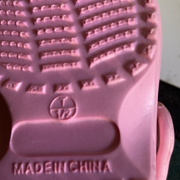 Doggiers Clogs Toddler 1/2 pink soft plastic There are 2 small spots on the toe - Picture 5 of 8